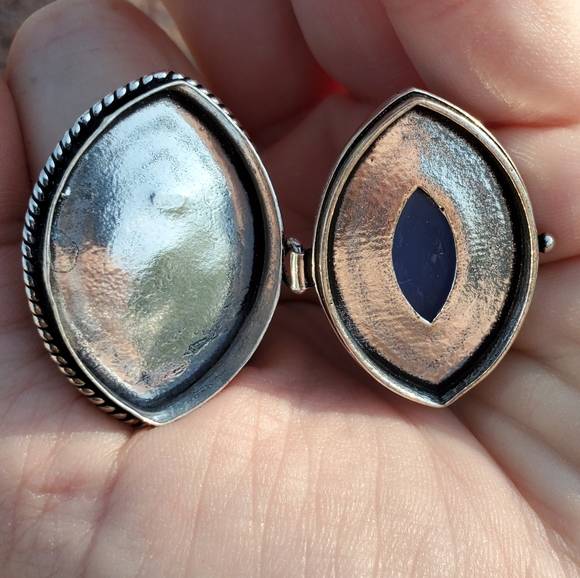 New Huge Chalcedony 925 Silver Poison Ring. - Picture 4 of 12